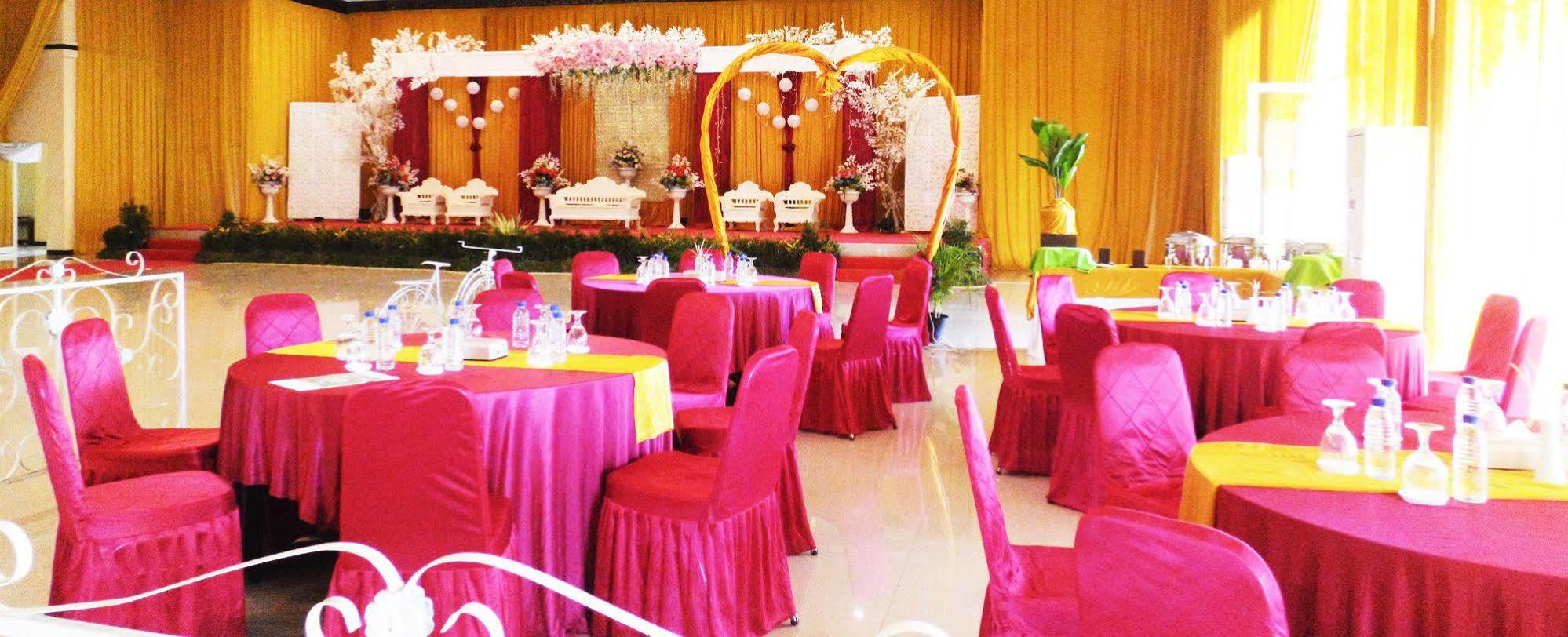 Grand Madani Hotel Mataram Exterior photo